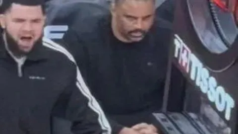 中国男篮胜利之夜，知名评球人炮轰周琦：表现堪比老将激怒观众